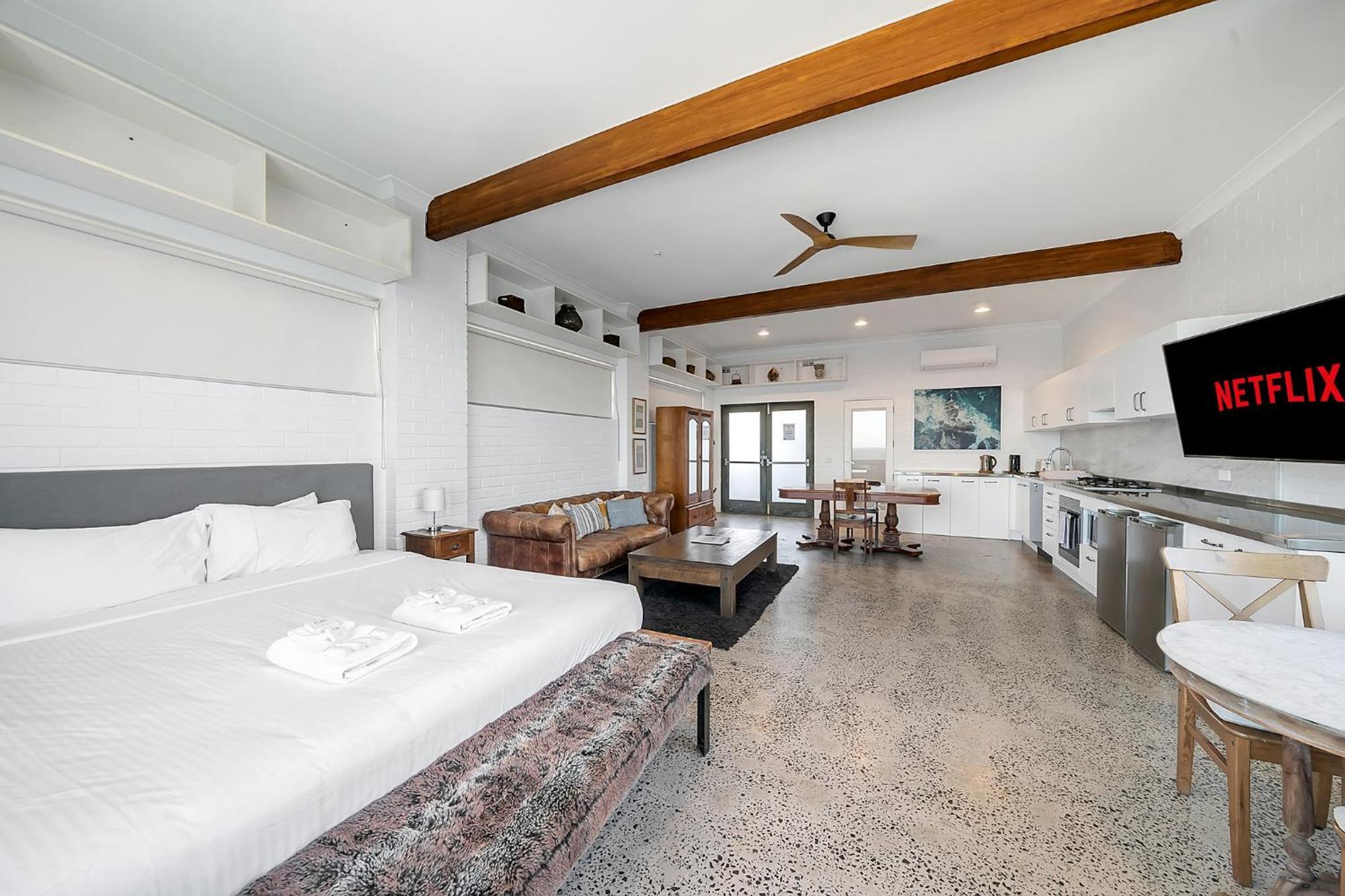 Upscale Cliffside Studio With Ocean Views North Bondi Sydney Exterior photo